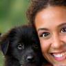 Portrait d’Élise avec son chiot Moka